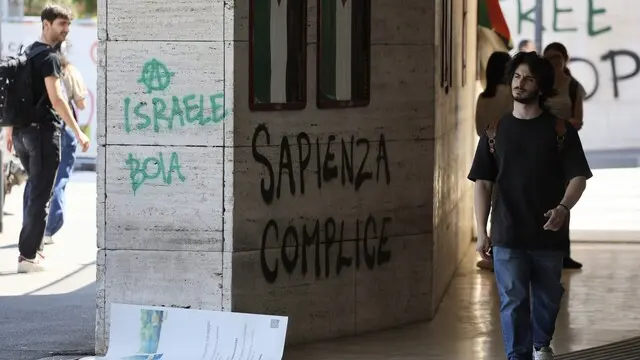 Scritte pro Palestina all'interno dell' università la Sapienza. Roma, 14 maggio 2024. ANSA/MASSIMO PERCOSSI