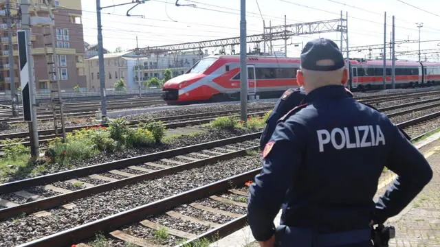 Poliziotti nei pressi della stazione di Lambrate dove un poliziotto è stato accoltellato in modo grave Intorno alla mezzanotte, Milano, 9 maggio 2024. La Polizia è intervenuta per un uomo che stava lanciando pietre contro i treni e aveva colpito alla testa una donna di 55 anni, portata all'ospedale Fatebenefratelli in condizioni non gravi. L'uomo, un 37enne marocchino è stato stordito dal taser, ma ha comunque colpito con un coltello un 35enne vice Ispettore con tre fendenti alla schiena. Il poliziotto è stato trasportato in condizioni gravi all'ospedale Niguarda dove è operato d'urgenza per la lesione di alcuni organi. Il 37enne è stato arrestato. ANSA/PAOLO SALMOIRAGO