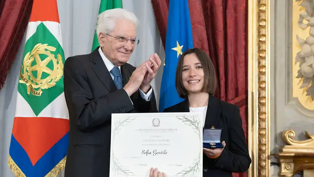 Il Presidente Sergio Mattarella consegna l'Attestato d’Onore a Sofia Gentile Alfiere della Repubblica (foto di Francesco Ammendola - Ufficio per la Stampa e la Comunicazione della Presidenza della Repubblica)