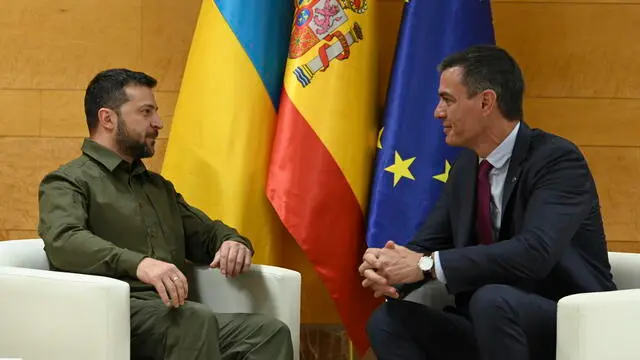 epa10901301 A handout photo made available by Moncloa Palace shows Spain's acting Prime Minister Pedro Sanchez (R) speaking with Ukraine's President Volodymyr Zelensky during a bilateral meeting on the framework of the third meeting of the European Political Community in Granada, Spain, 05 October 2023. EPA/BORJA PUIG DE LA BELLACASA / MONCLOA / HANDOUT MANDATORY CREDIT HANDOUT EDITORIAL USE ONLY/NO SALES