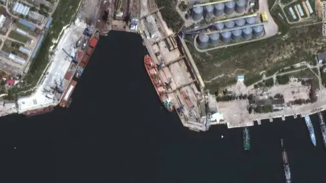 Gli occupanti consegnano il grano rubato in Ucraina alla Crimea annessa e lo portano fuori da Sebastopoli. Le fotografie di Maxar Technologies del 19 e 21 maggio mostrano le navi da carico secco Matros Pozynich e Matros Koshka, presumibilmente ormeggiate vicino a silos per il grano, dove il grano viene scaricato da un nastro trasportatore in una stiva aperta.