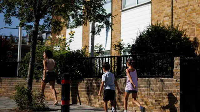 epa10839954 Students arrive at Corpus Christi Catholic School in London, Britain, 04 September 2023. Corpus Christi Catholic School is one of more than 100 schools in Britain that had to temporarily relocate schoolchildren due to issues with reinforced autoclaved aerated concrete (RAAC). EPA/TOLGA AKMEN