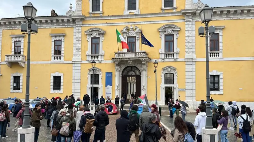 Presidio pro Palestina fuori dal rettorato dell'UniBs