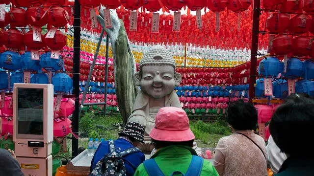 epa11341247 South Korean buddhists attend a service to observe the Buddha's Era 2568 birthday at the Jogyesa Temple in Seoul, South Korea, 15 May 2024. EPA/JEON HEON-KYUN