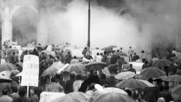 La nube di fumo della bomba in piazza Loggia (scatto di Silvano Cinelli)