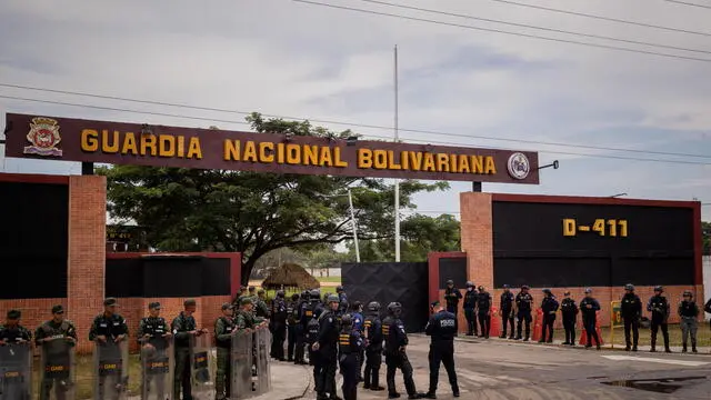 epa10941788 Military officers guard part of Tocuyito prison in Carabobo state, in Tocuyito, Venezuela, 26 October 2023. The Venezuelan government assured that it has put an end to criminal structures that controlled prisons, after carrying out an operation with thousands of security agents in the Tocuyito and Tocoron prisons. EPA/Rayner Pena R