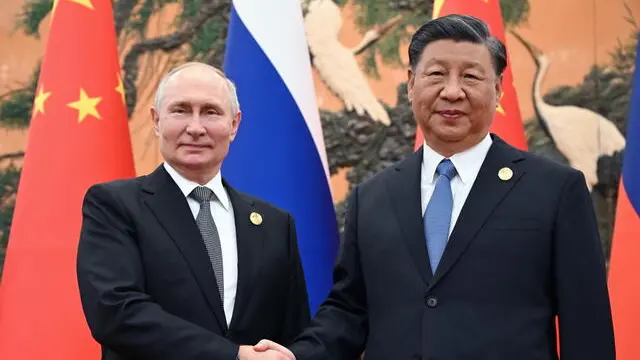 epa10924833 Russian President Vladimir Putin (L) and Chinese President Xi Jinping shake hands before their meeting as part of the 3rd Belt and Road Forum for International Cooperation, at the Great Hall of the People in Beijing, China, 18 October 2023. EPA/SERGEY GUNEEV /SPUTNIK/KREMLIN POOL MANDATORY CREDIT