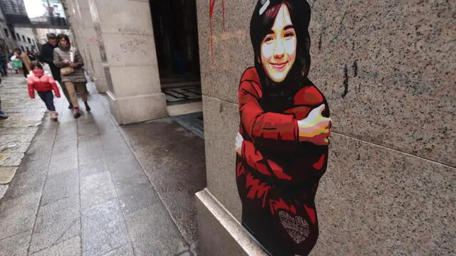 Il murale dedicato a Giulia Cecchettin realizzato a Milano dell'artista Fabio Ingrassia, 02 dicembre 2023. Giulia è raffigurata mentre si abbraccia, avvolta in un cappotto rosso con un messaggio sulla tasca: ''Volevo solo scomparire in un abbraccio''. ANSA/ PAOLO SALMOIRAGO