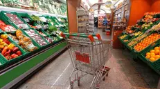 Un carrello della spesa al supermercato