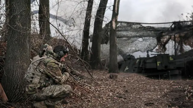 epa10958131 Ukrainian serviceman, call-sign Ros, prepares to fire M109 howitzer of artillery of 24-th mechanized brigade, named after King Danylo, in Donetsk region, Ukraine, 04 November 2023. Russian troops entered Ukrainian territory in February 2022, starting a conflict that has provoked destruction and a humanitarian crisis. EPA/Oleg Petrasyuk