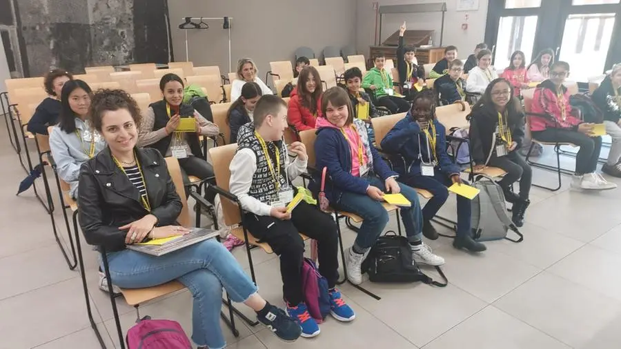 Gli studenti dalla quinta D della primaria di Manerbio in visita al GdB