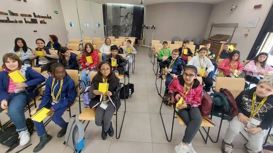 Gli studenti dalla quinta D della primaria di Manerbio in visita al GdB