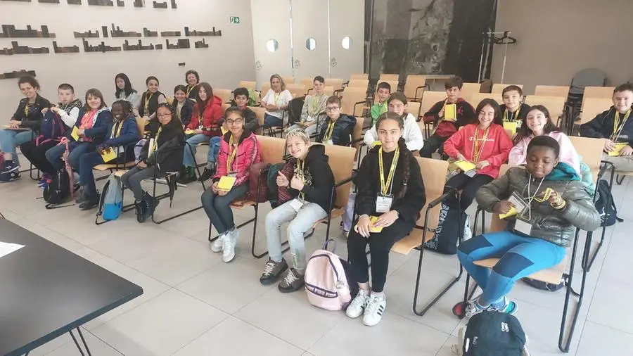 Gli studenti dalla quinta D della primaria di Manerbio in visita al GdB