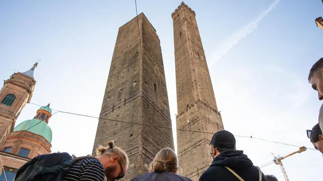 "Turusti osservano le due torri" "Bologna/ 23 ott 2023" ANSA/MAX CAVALLARI