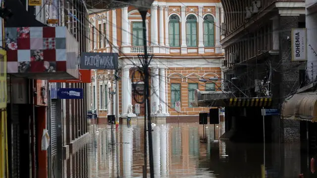 epa11337713 A view showing a flooded street with water and garbage in a commercial center of Porto Alegre, Brazil, 13 May 2024. The Brazilian city of Porto Alegre has been flooded for ten consecutive days, and it is highly likely that its situation will worsen due to a new rise in the GuaÃba River, which could reach a new record level on 14 May, as warned by local authorities. The heavy rains in southern Brazil in recent days have caused the river to rise again, reaching 4.94 meters on 13 May, exceeding the previous record of 4.76 meters which was recorded until last week, and had only been reached once before in 1941. EPA/Sebastiao Moreira