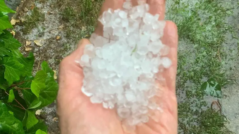 I chicchi di grandine caduti a Nigoline di Corte Franca