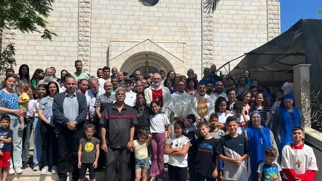 "Sua Beatitudine, Pierbattista Cardinale Pizzaballa, Patriarca Latino di Gerusalemme, è entrato a Gaza e ha raggiunto la parrocchia della Sacra Famiglia per una visita pastorale", ha dichiarato il Patriarcato Latino di Gerusalemme in un comunicato, aggiungendo che ha presieduto una messa, 16 maggio 2024. NPK ANSA / Patriarcato Latino di Gerusalemme +++ ANSA PROVIDES ACCESS TO THIS HANDOUT PHOTO TO BE USED SOLELY TO ILLUSTRATE NEWS REPORTING OR COMMENTARY ON THE FACTS OR EVENTS DEPICTED IN THIS IMAGE; NO ARCHIVING; NO LICENSING +++