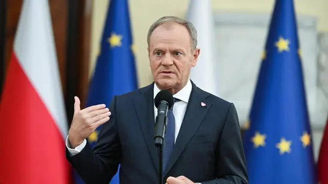 epa11339729 Polish Prime Minister Donald Tusk attends a press conference at the Chancellery of the Prime Minister in Warsaw, Poland, 14 May 2024. Poland will not receive any refugees under the EU's pact on migration and asylum, as it has already taken in thousands of people fleeing Ukraine and Belarus, Polish Prime Minister has said. EPA/Radek Pietruszka POLAND OUT
