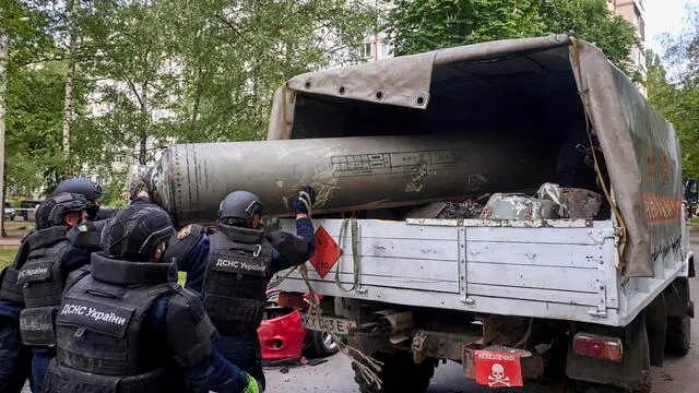 epa11340657 Ukrainian rescuers load debris of Russian S300 missile into a truck after the shelling of residential area in Kharkiv, Ukraine, 14 May 2024 amid the Russian invasion. More than 1000 windows were broken and at least 21 people were wounded including three children in the rocket and glide bomb attacks, according to the mayor of Kharkiv Igor Terekhov. Russian troops entered Ukrainian territory on 24 February 2022, starting a conflict that has provoked destruction and a humanitarian crisis. EPA/SERGEY KOZLOV 52508