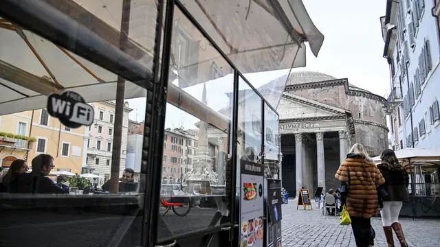 Gente a passeggio e seduta ai tavolini in piazza del Pantheon nel centro di Roma ancora in zona gialla, 7 marzo 2021. ANSA/RICCARDO ANTIMIANI