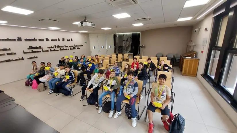 Gli studenti dalla quinta E della primaria di Manerbio in visita al GdB