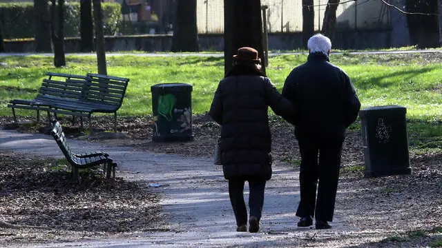 Una coppia di anziani a passeggio al parco Nord di Milano, 19 Marzo 2020. ANSA / MATTEO BAZZI