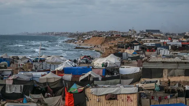 epa11343844 Makeshift shelters at a new camp for internally displaced Palestinians, after the Israeli army asked them to evacuate the city of Rafah, west of Khan Yunis, southern Gaza Strip, 15 May 2024 (issued 16 May 2024). More than 35,100 Palestinians and over 1,455 Israelis have been killed, according to the Palestinian Health Ministry and the Israel Defense Forces (IDF), since Hamas militants launched an attack against Israel from the Gaza Strip on 07 October 2023, and the Israeli operations in Gaza and the West Bank which followed it. EPA/MOHAMMED SABER