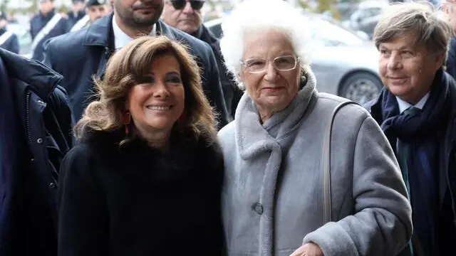 Il presidente del Senato, Maria Elisabetta Alberti Casellati (S), e la senatrice a vita Liliana Segre durante la visita al Memoriale della Shoah, Milano, 06 Dicembre 2019. ANSA / MATTEO BAZZI