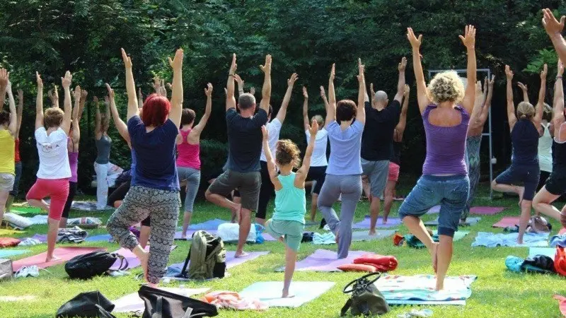 Una sessione di yoga al parco
