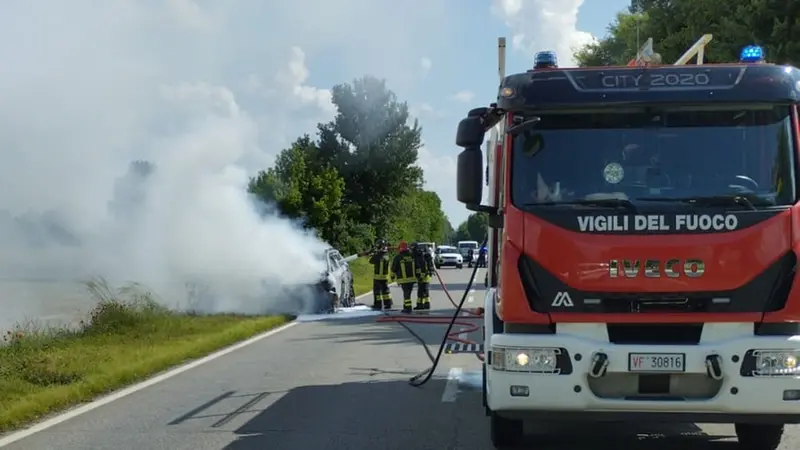 I vigili del fuoco spengono l'incendio