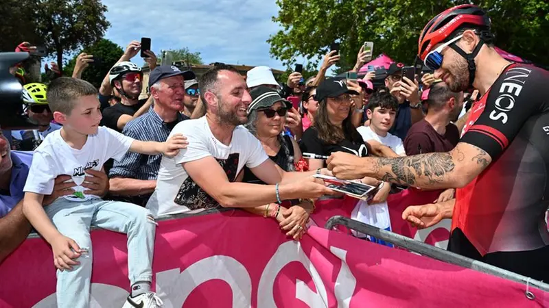 Filippo Ganna con i fan al Giro d'Italia 2024 - Foto Ansa/Luca Zennaro © www.giornaledibrescia.it