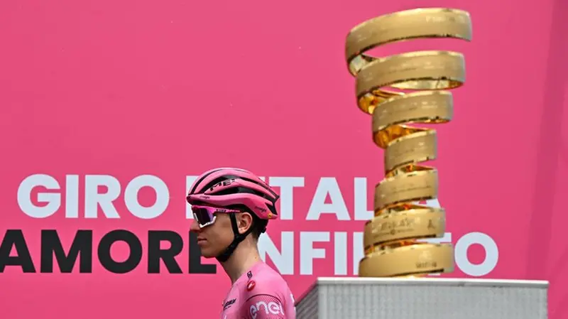 Tadej Pogacar sempre più vicino alla vittoria del Giro - Foto Ansa/Luca Zennaro © www.giornaledibrescia.it
