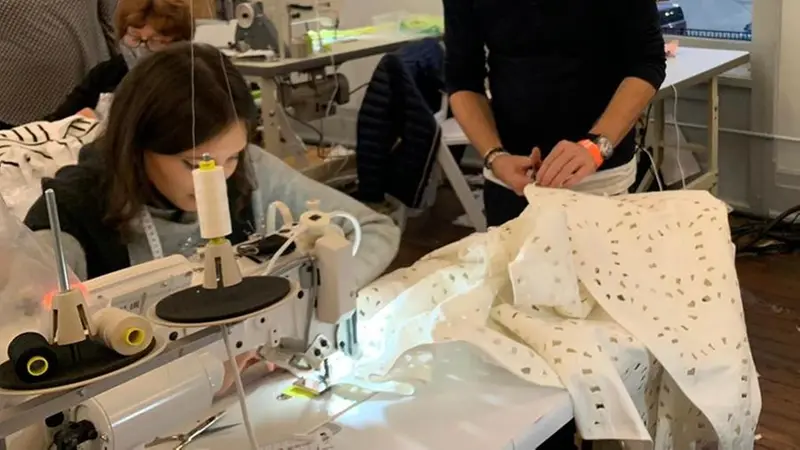 Alla macchina da cucire per la casa di moda Bottega Veneta a Berlino