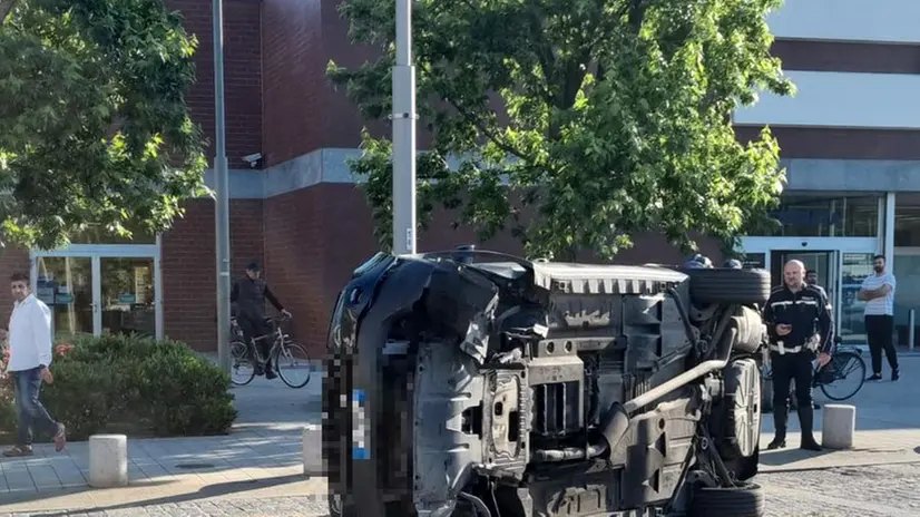 Auto ribaltata in via Milano
