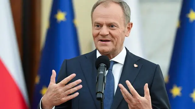 epa11339725 Polish Prime Minister Donald Tusk attends a press conference at the Chancellery of the Prime Minister in Warsaw, Poland, 14 May 2024. Poland will not receive any refugees under the EU's pact on migration and asylum, as it has already taken in thousands of people fleeing Ukraine and Belarus, Polish Prime Minister has said. EPA/Radek Pietruszka POLAND OUT