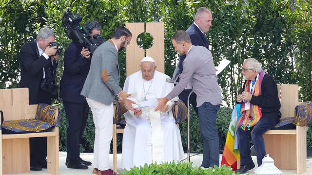 Maoz Inon e Aziz Sarah consegnano la dichiarazione di pace al Santo Padre mentre presiede l’Incontro "Arena di Pace - Giustizia e Pace si baceranno", Verona 18 maggio 2024. ANSA/EMANUELE PENNACCHIO