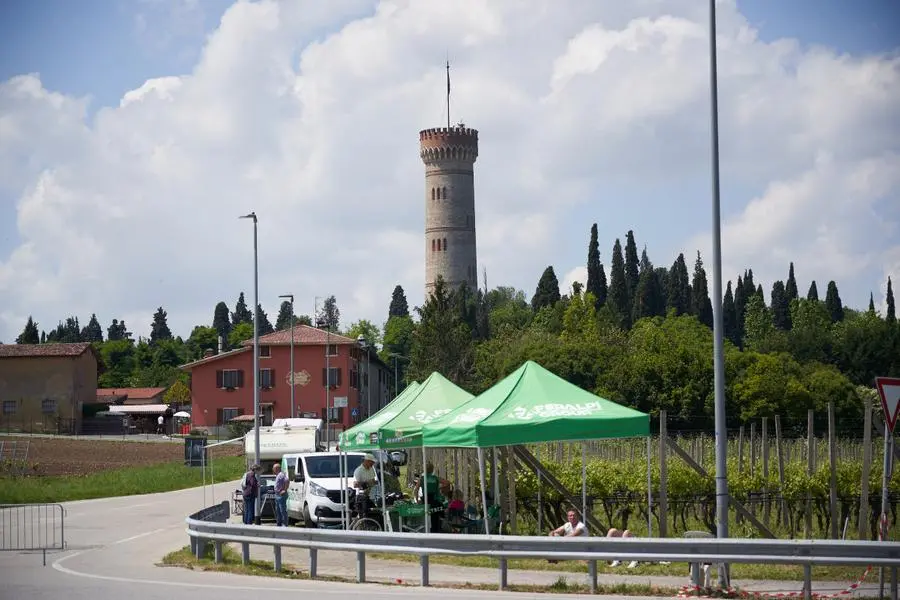 Giro d'Italia 2024, il passaggio della carovana da San Martino della Battaglia
