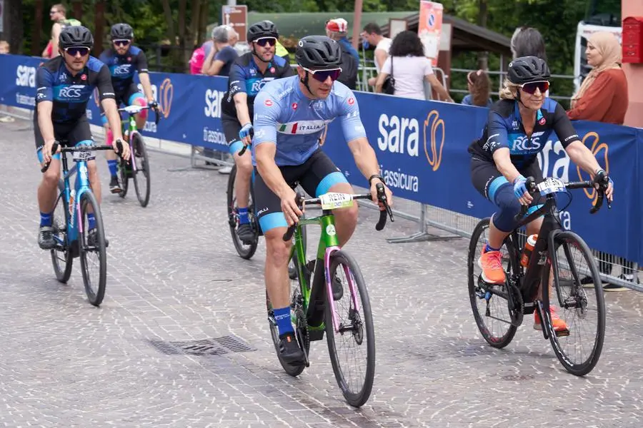Giro d'Italia 2024, il passaggio della carovana da San Martino della Battaglia