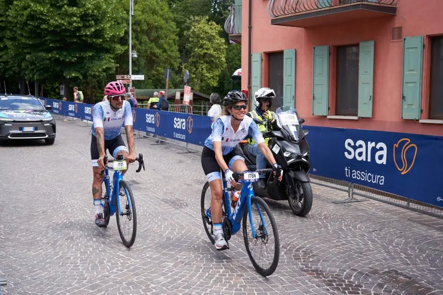 Giro d'Italia 2024, il passaggio della carovana da San Martino della Battaglia