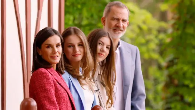 epa11349116 A handout photo made available by Spain's Royal House shows Spain's King Felipe VI (R), Queen Letizia (L), Crown Princess Leonor (2-L) and Princess Sofia (2-R) posing to commemorate the 20th anniversary of the Spanish King's Wedding Day which will be on 22 May 2024, at the Royal Palace in Madrid, Spain, 17 May 2024. EPA/Royal House / HANDOUT EDITORIAL USE ONLY, NO SALES, NO ARCHIVES HANDOUT EDITORIAL USE ONLY/NO SALES HANDOUT EDITORIAL USE ONLY/NO SALES