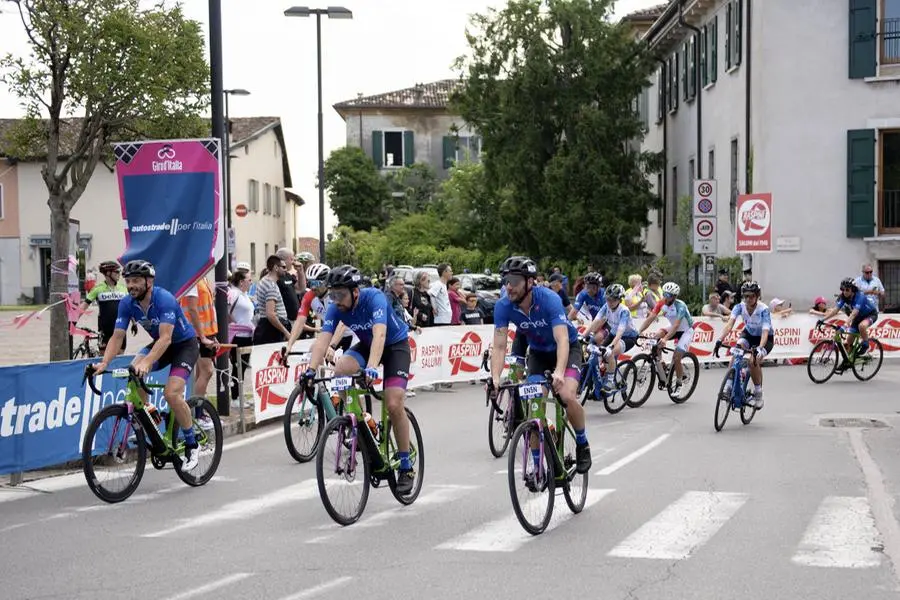 Giro d'Italia 2024, il passaggio della carovana da San Martino della Battaglia e Pozzolengo