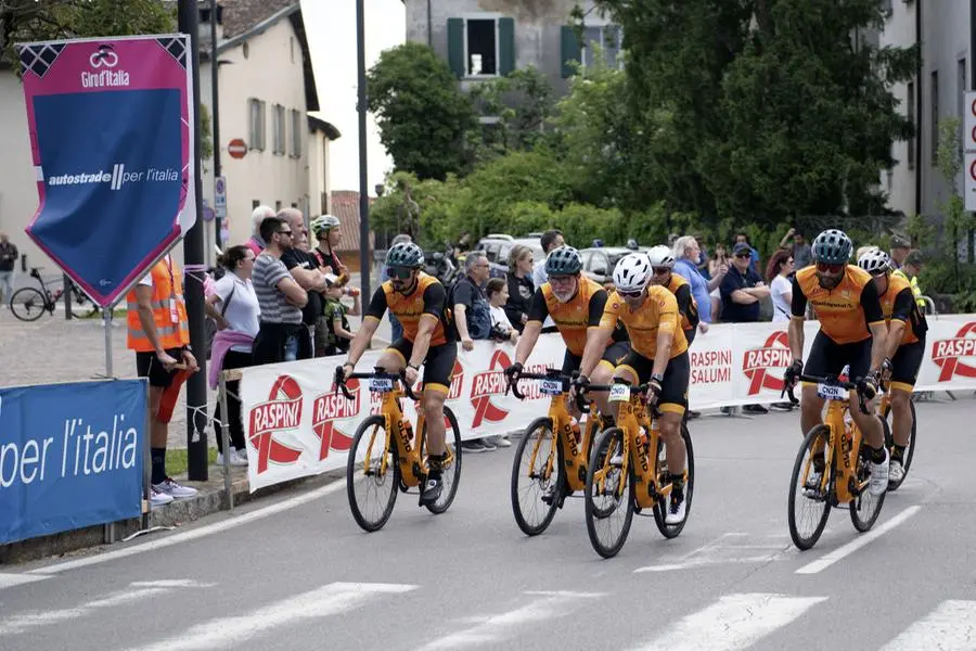 Giro d'Italia 2024, il passaggio della carovana da San Martino della Battaglia e Pozzolengo