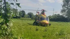 L'eliambulanza soccorre il ciclista investito a Prevalle