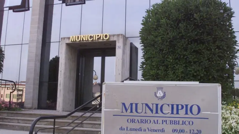Il municipio di Sirmione - © www.giornaledibrescia.it