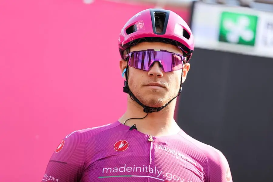 Giro d'Italia 2024, la partenza da Porto Torchio a Manerba