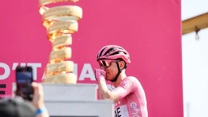 Giro d'Italia 2024, la partenza da Porto Torchio a Manerba
