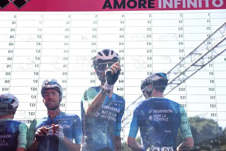 Giro d'Italia 2024, la partenza da Porto Torchio a Manerba