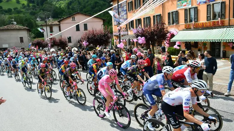 SPORT CICLISMO CASTO GIRO D'ITALIA 15° TAPPA NELLA FOTO PASSAGGIO GIRO D'ITALIA A CASTO LA MAGLIA ROSA 19/05/2024 AGENZIA NEWREPORTER PASOTTI