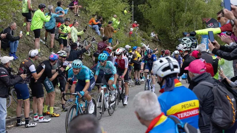 Giro d'Italia 2024, il passaggio inedito sul Colle di San Zeno