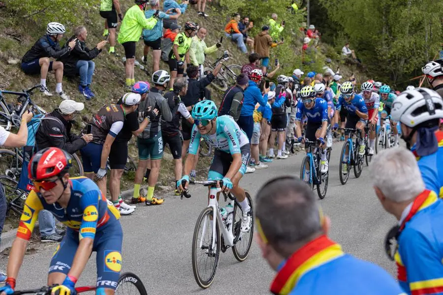 Giro d'Italia 2024, il passaggio inedito sul Colle di San Zeno